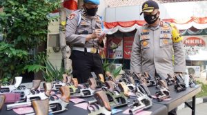 Kapolres Gresik Cek Langsung Kelengkapan Senpi Dinas Anggota