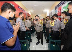 Tinjau Penanganan Covid – 19 di Wilayah, Kapolda Jatim Bersama Kapolres Gresik Kunjungi Dua Polsek di Gresik