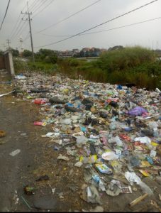 Tumpukan Sampah Berserakan di Jalan Raya Ambeng-Ambeng Watangrejo Duduksampeyan Kemana DLH Gresik