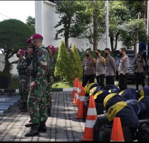 POLDA JATIM AMANKAN JALANYA UNRAS PENOLAKAN OMNIBUS LAW