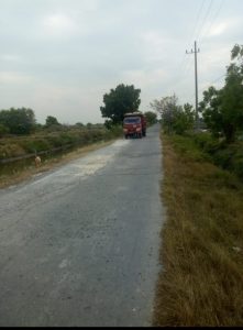 Jalan Poros dan Jalan Desa Wadak Kidul Duduksampeyan Semakin Rusak Akibat Dum Truk