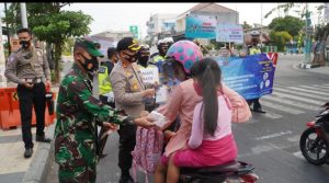 Tekan Penyebaran Covid-19, Kapolres Gresik Bersama Dandim 0817 Bagikan Masker Gratis