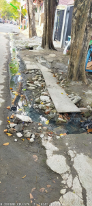 Akibat Drainase Jebol Air Kotor dan Pesing Meluber di Pinggir Jalan Proklamasi Sidomoro Kebomas