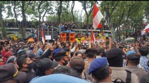 Aliansi Pekerja Seni Gelar Aksi Damai Ribuan Massa membanjiri Kantor DPRD Gresik Tuntut Diberikannya Ijin Keramaian