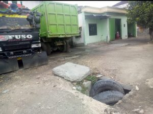Drainase Pinggir Jalan Raya Sembayat Tersumbat Gegara Tumpukan Limbah Ban Truk Bekas