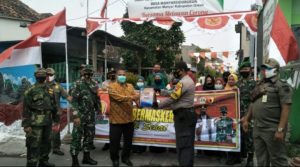 Polres Gresik Kampanyekan Jatim Bermasker Dan Bagikan Masker Pada Warga