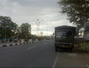 Banyak Dump Truck Biasa Parkir Sembarangan di Pinggir Jalan Raya Manyar Ganggu Lalu Lintas