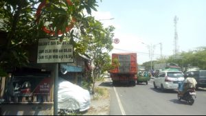 Dump Truck Berjejer Parkir Sembarangan di Pertigaan Exit Tol Manyar Langgar Larangan Rambu Parkir Dimana Satlantas Polres Gresik