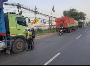 Satlantas Polres Gresik Tindak Tegas Tilang Para Sopir Dum Truk Langgar Rambu Larangan Parkir