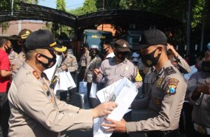 Kapolres Gresik Gelar Apel dan Memberi Penghargaan Anggota Berulang Tahun di Bulan September 2020