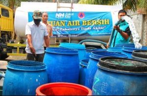NH Zakatkita Gresik – Lamongan Dropping Air Bersih di Bungah Yang Mengalami Darurat Air