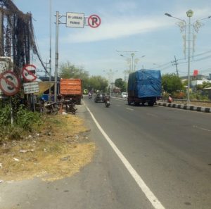 Dump Truck Bermuatan Urugan Parkir Sembarangan Diduga Untuk Proyek Reklamasi di Manyar