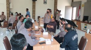 Pantau Perkembangan COVID-19, Polda Jatim Gelar Anev di Polres Gresik, Ada Sesi Tanya Jawab Kendala di Lapangan