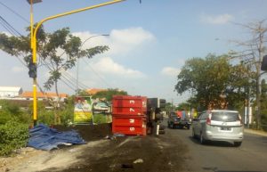 Truk Bermuatan Batu Bara  Terguling di Jalan Raya Ambeng – Ambeng Duduksampeyan