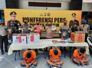 Polres Gresik Amankan Tiga Tersangka Kasus Tindak Pidana Pencurian dan Pemberatan