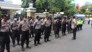 Polres Gresik Mengamankan Aksi Demo LSM GMBI di Depan Kantor DPRD