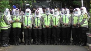 Pendemo Omnibus Law Disambut Oleh Polres Bangkalan Dengan Lantunan Asmaul Husna