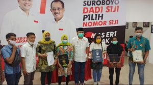 Eri Cahyadi Serahkan Ijazah Siswa Yang Ditahan Pihak Sekolah Karena Tak Bisa Bayar Tunggakan