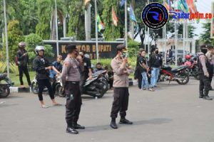 Polres Gresik Mengawal Ratusan Massa PSHT Datangi Kantor Pemkab