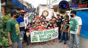 Jum’at Berkah, Bonek dan Pagar Jati Membagikan Nasi Bungkus Serta Berikan Santunan