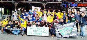 Pagar Jati Bersama Komunitas Bonek dan Gresik Berikan Santunan Juga Nasi Bungkus  