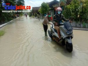 Tanggap Bencana, Kapolsek Balongpanggang Turun Langsung Ke Lokasi Banjir
