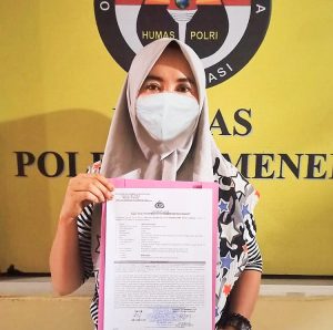 Wanita Cantik, Sri Handayani Laporkan Kades Pakamban Laok ke Polres Sumenep Atas Pencemaran Nama Baiknya
