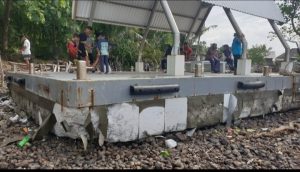 Bangunan Rumah Apung Pulau Cina Bawean Hanyut ke Pantai Diterjang Ombak