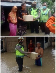 Satlantas Polres Gresik Bagikan Sembako Pada Masyarakat Benjeng Terdampak Banjir