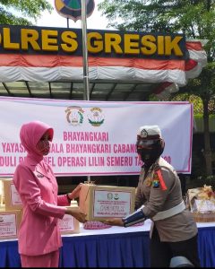 Bhayangkari dan Yayasan Kemala Bhayangkari Cabang Gresik Peduli Personil Operasi Lilin Semeru