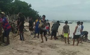 Tidak mendapatkan Perhatian Pemkab Sumenep, Warga Pulau Ra’as Gotong Royong Membangun Tangkis Laut