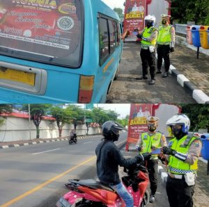 Sat Lantas Polres Gresik Turun ke Jalan Bagikan Masker di Hari Terakhir PPKM