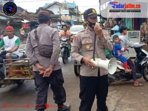 Pasar Tumpah Mengganggu Jalan Umum, Kapolsek Kangean Menertibkan Dan Menerapkan Jalan Satu Arah.