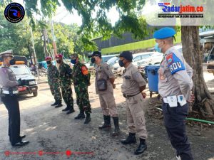 Giat PPKM Polsek Tegal Sari Bersama Tiga Pilar di Pasar Kembang Surabaya