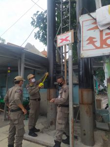 Konstruksi Reklame Belum Berizin, Kasatpol PP Kabupaten Gresik Perintahkan Menyegelnya