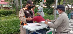 Sinergitas Polsek Wonokromo Bersama Satpol PP Gencar Yustisi Masker Terapkan Prokes