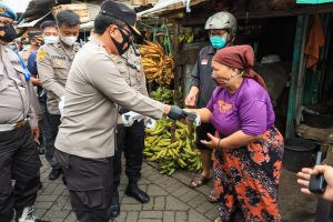Kapolrestabes Bersama Forkopimda Laksanakan Giat Pemantauan Dan Pembagian Masker di Pasar Simo Surabaya