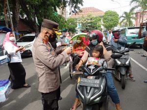 Kapolres Gresik Bersama Bupati, Wabup Terpilih dan KWG Bagikan Masker dan Hand Sanitizer di Hari Pers Nasional