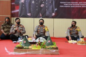 Peringati HPN ke-75, Kapolda Berikan Surprise ke Wartawan Polda Jatim