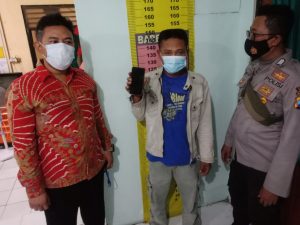 Anggota Reskrim Polsek Kedamean Sergap Karyawan Curi HP milik Majikan