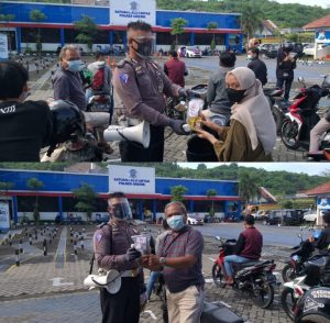 Jaga Imun Tubuh, Satlantas Polres Gresik Bagikan Vitamin kepada Pemohon SIM