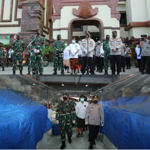 Cek Penegakan Prokes, Panglima TNI Dan Kapolri Kelilingi Dua Pasar Di Bali