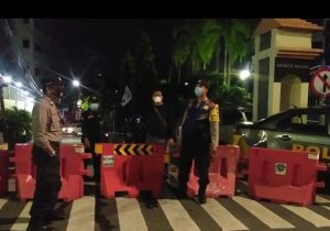 Kawasan Physical Distancing Menutup Dua Ruas Jalan Di Surabaya