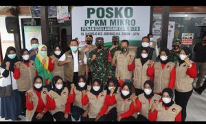 Kapolres Gresik Dampingi Kunjungan Kerja Pangdam V / Brawijaya Di Posko PPKM Mikro Desa Sukorejo