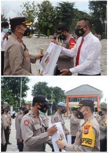 Kapolres Gresik Berikan Penghargaan kepada Anggota Berprestasi dalam Menjalankan Tugas kepolisian
