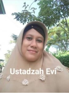 Figur Seorang Ustadzah Tak Kenal Lelah Memajukan Pendidikan di Pulau Bawean