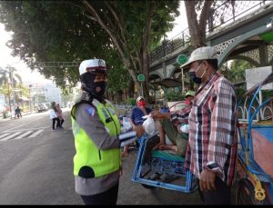 Satlantas Polres Gresik Giat Bhaksos, Bagikan Sembako kepada Warga Terdampak Covid-19