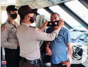 Polsek Kawasan Pelabuhan Gresik Pantau Penumpang Kapal Tujuan Pulau Bawean, Pastikan Sesuai Prokes