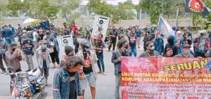 LSM GEPAL Gelar Aksi Demo Desak Penegak Hukum  Usut Tuntas Kasus  Korupsi di Gresik Tanpa Tebang Pilih