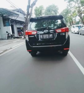 Nopol Mobdin OPD Pemda Gresik Diganti Plat Hitam Tertangkap Kamera